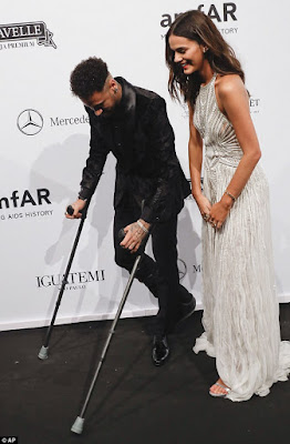 Footballer Neymar kisses his girlfriend Bruna Marquezine as he walks in crutches at event in Brazil