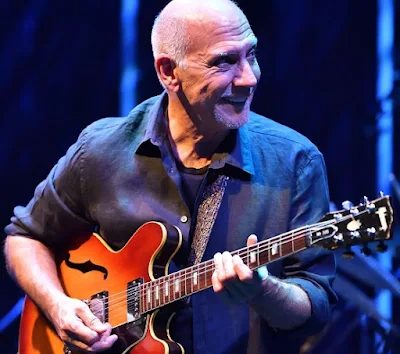 Larry Carlton participa do álbum AJA do Steely Dan