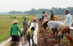 Babinsa dan Masyarakat Bersihkan Saluran Irigasi