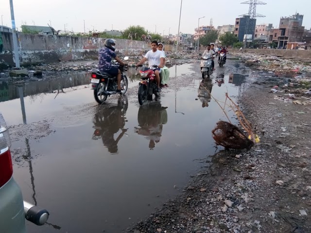  खोड़ा कॉलोनी के चारों तरफ व्याप्त गंदगी और पन्नी का अंबार से खाली स्थान पटे पड़े हैं: वीरेन्द्र यादव