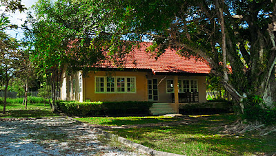 House with 2 sleeping rooms close the main pool