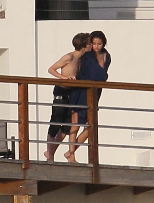 selena gomez and justin bieber kissing pictures. selena gomez and justin bieber