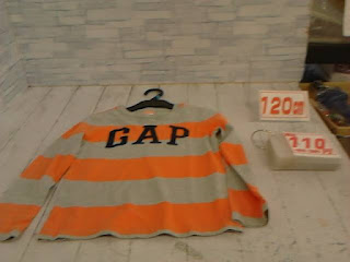 中古品　子供服　１２０ｃｍ　GAP　グレー×オレンジ　ボーダー　長袖Tシャツ　１１０円