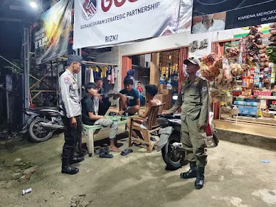 Ciptakan Kamtibmas Aman Terkendali, Bhabinkamtibmas Polsek Cimarga Patroli Dialogis, Sambang Dan Silaturahmi Dengan Anak-anak Remaja Yang Lagi Nongkrong Di Warung