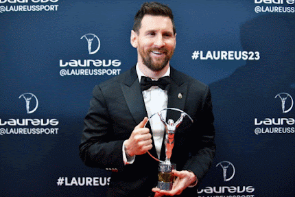 Lionel Messi tenant son trophée du sportif mondial de l’année