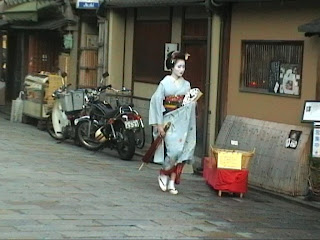 Geisha (芸者), Geiko  (芸子), Maiko (マイコ) in Gion  (祇園), district of Kyoto (京都), Japan (日本) (Gion, quartier de Kyoto au Japon)