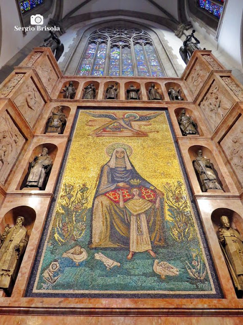 Perspectiva inferior do Painel Mosaico gigante de Sant'Ana - Catedral Metropolitana da Sé - São Paulo