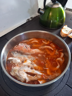 Zuppa di pesce nella cucina economica