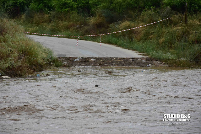 Έκλεισαν δρόμοι από το νερό που κατεβάζουν τα ρέματα στο Ναύπλιο από την καταιγίδα (βίντεο)