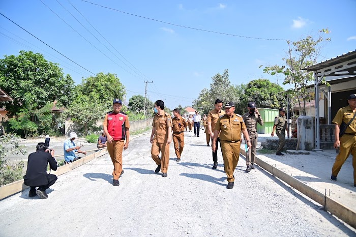 Pastikan Sesuai Spektek, Bupati Lamsel Tinjau Perbaikan Jalan Tegineneng-Rulung Raya