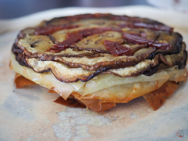 Tatin de berenjenas y tomates secos, con parmesano y crujiente masa filo