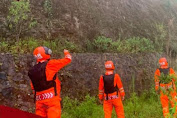 Tim SAR Brimob Polda Jabar Lakukan Pengecekan Tebing Rawan Longsor di Kecamatan Pacet