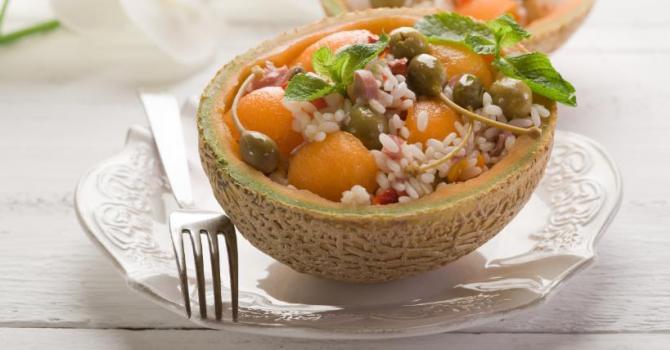 Slimming rice with melon, lean ham and capers