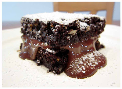 Brownie mit geschmolzener Schokolade und Nüssen