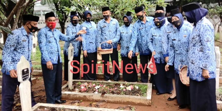 Peringati HUT Korpri ke 49, PNS Polda Sulsel  Ziarah dan Tabur Bunga  di TMP Panaikang