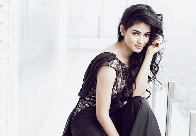 sonal-chauhan-in-black-dress