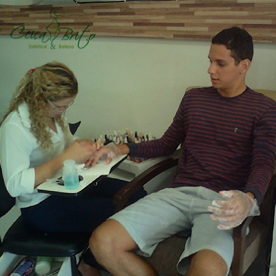 Cliente utilizando nossos serviços de manicure e pedicure