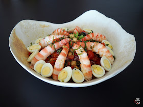 Fresca ensalada de garbanzos, langostinos y verduras con vinagreta de mostaza