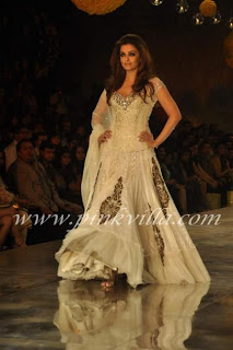 Aishwarya Rai Bachchan Ramp Walk at HDIL India Couture Week3