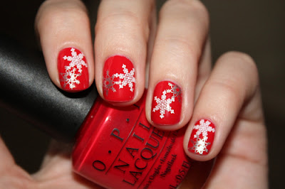 Nail art red and white