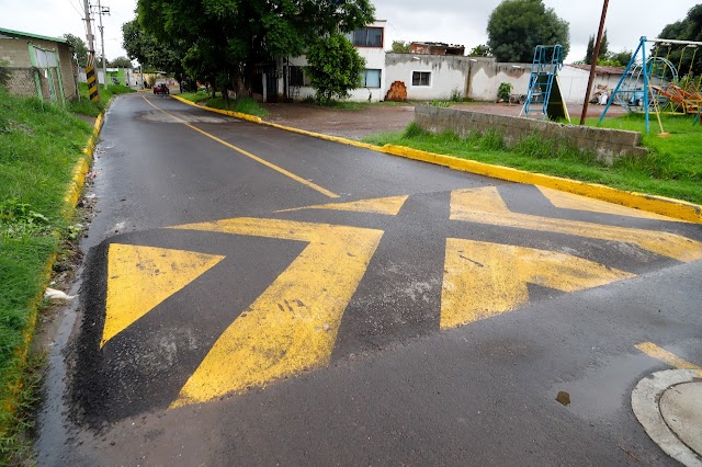  Con una inversión de 1.2 millones de pesos, se renovaron 1,800 metros cuadrados de asfalto en una de las vialidades más transitadas de la zona.