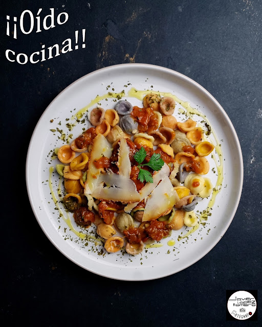 Orecchiette arcobaleno a la napolitana con queso untado con pimentón