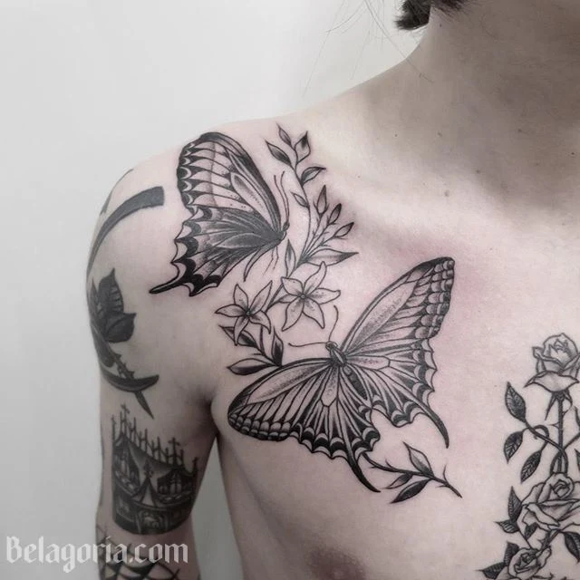 Un tatuaje en el pecho de una mariposa y flores