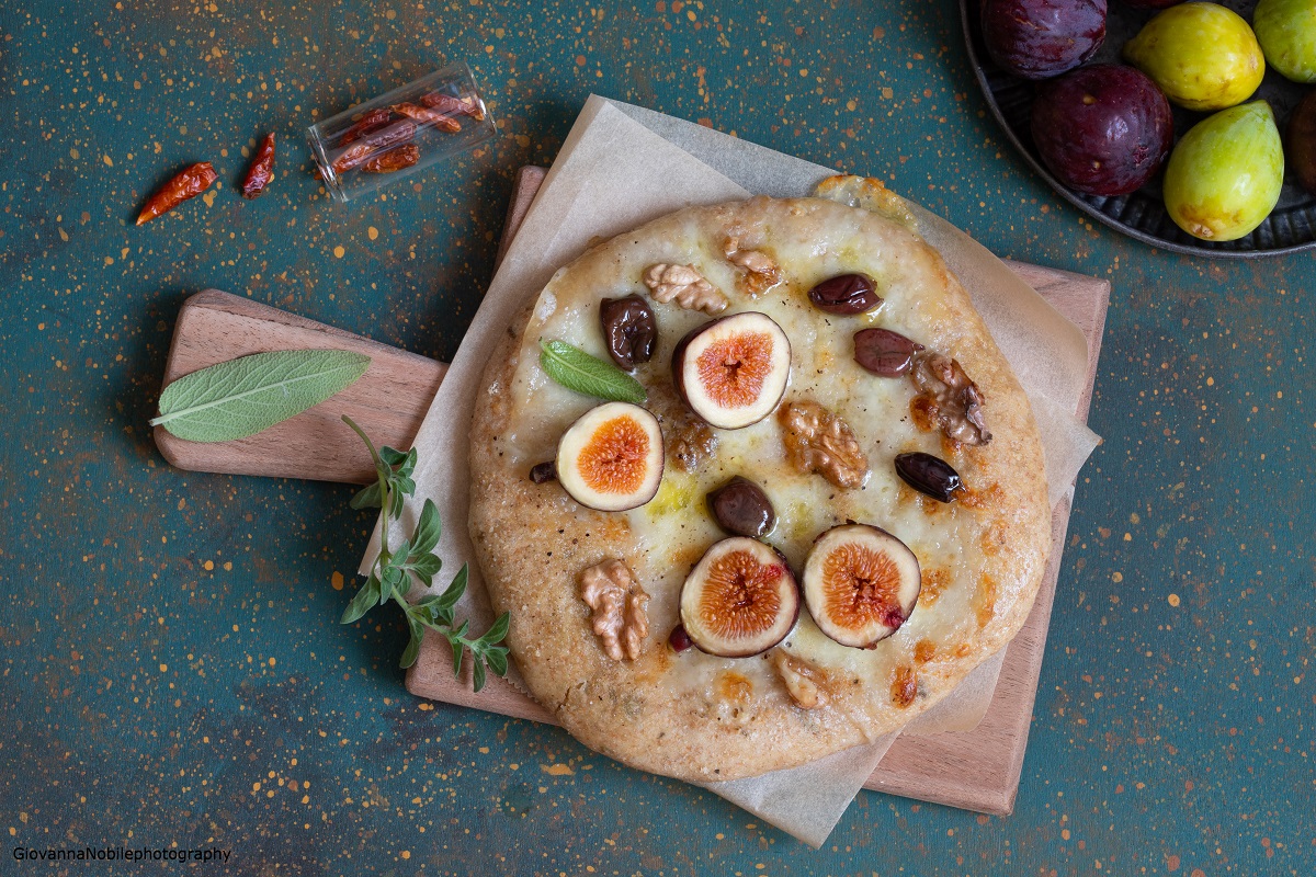 Pizza con fichi, fiordilatte, olive nere e noci