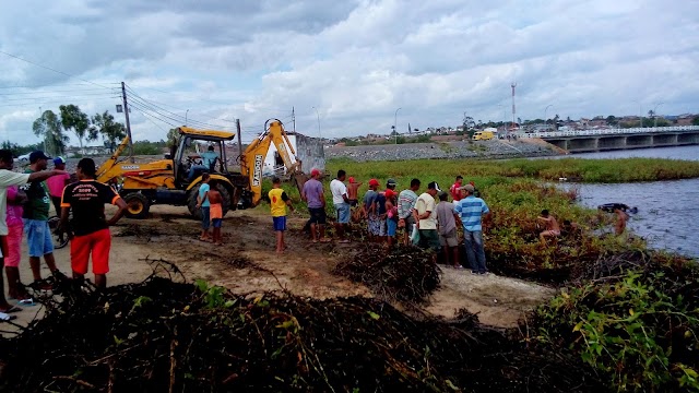 PREFEITURA DE BOM CONSELHO REALIZA LIMPEZA DO AÇUDE DA NAÇÃO