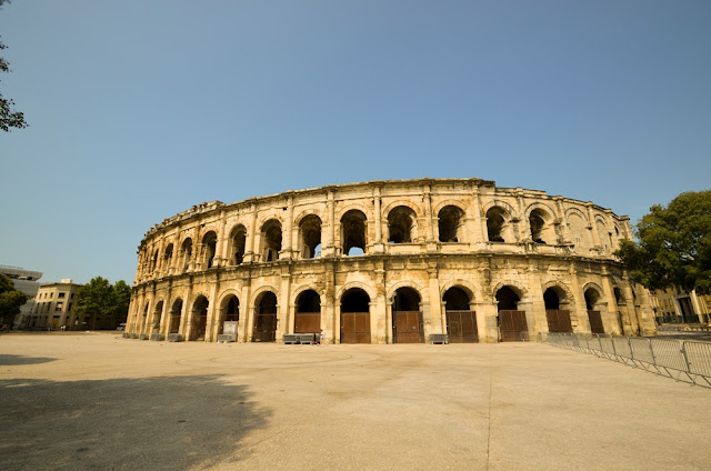 fotografia da parte externa do fórum romano de Nimes