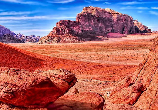Out-of-this-world aura of this desert will make you feel like you are on another planet.