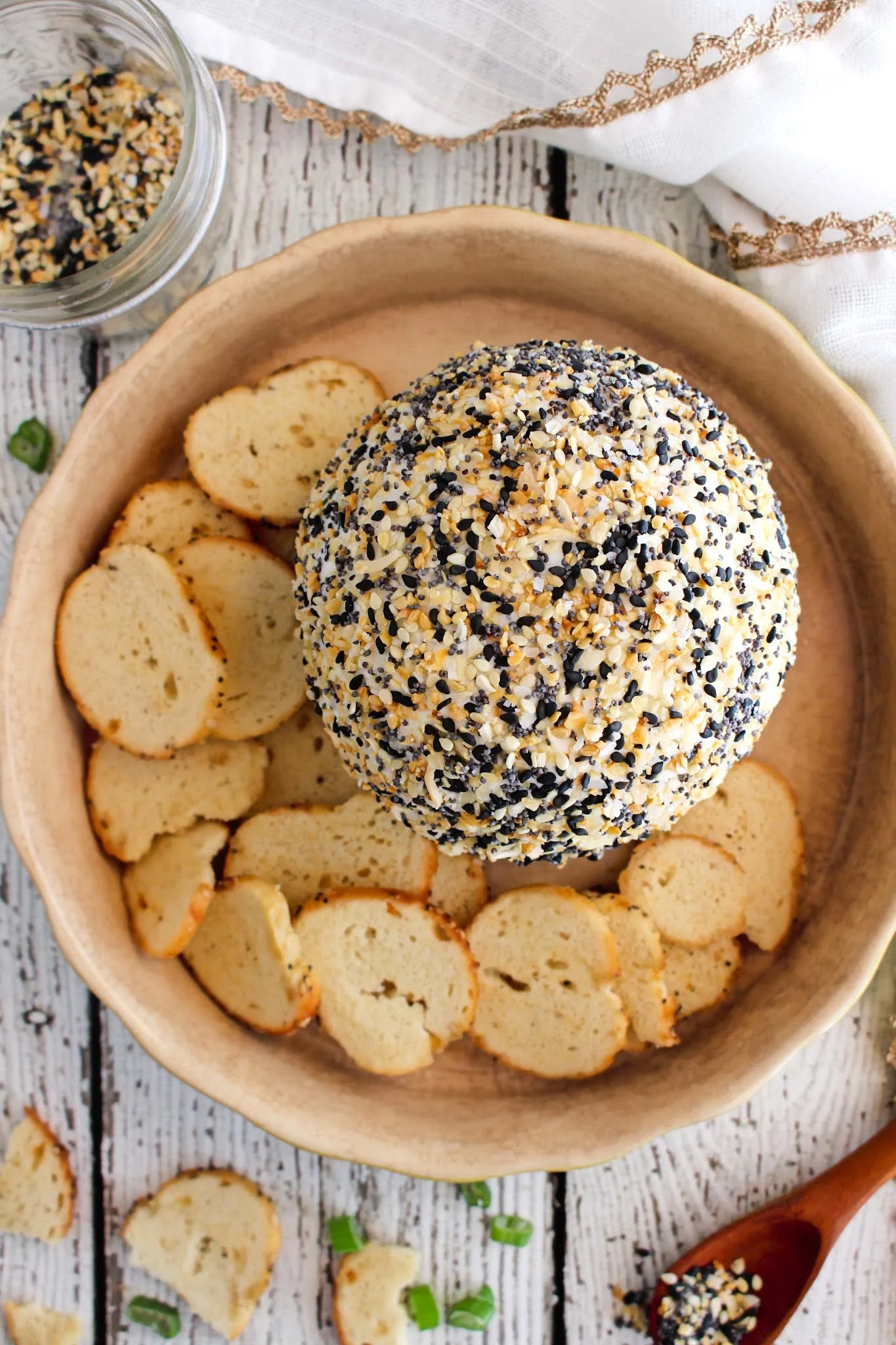 This Easy Everything Bagel Cheese Ball coated in homemade everything bagel seasoning is the perfect starter for brunch or appetizer for dinner. Serve it with bagel chips for dipping! #cheeseball #everythingbagel #appetizer