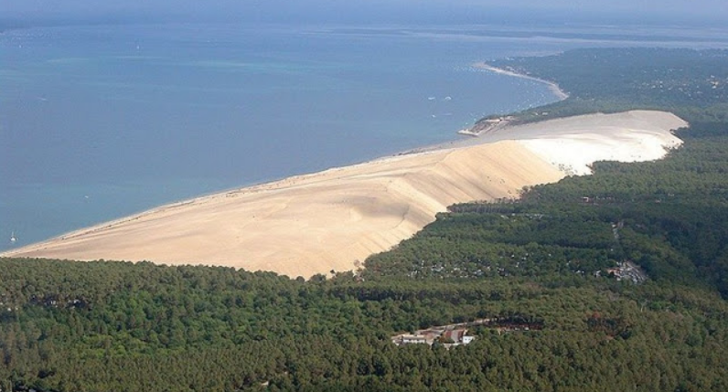 Bukit Pasir Bergerak, Aneh Bukit Pasir ini Bergerak Sendiri