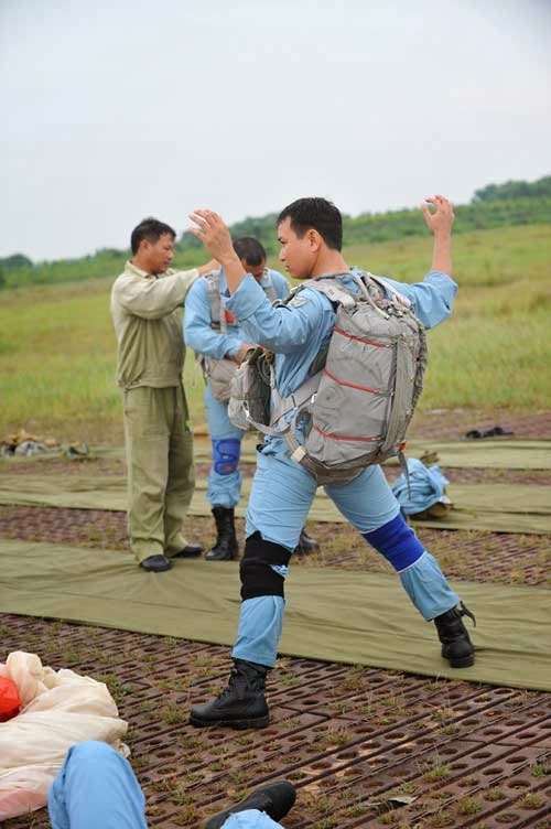 Chùm ảnh: Sự nguy hiểm của lính nhảy dù - 5