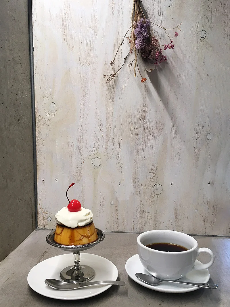 浅草駅から馬道通りを北に徒歩10分ほどのところにあるおしゃれカフェ『Feb's coffee & scone』の焦がしカラメル濃厚プリンとアメリカーノ