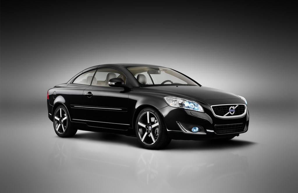 LA 2011  Volvo brings special model of the C70 Inscription