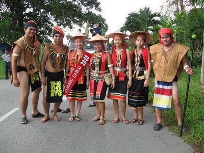 Wanita Dayak menggunakan Baju Adat Dayak di Gawai Dayak