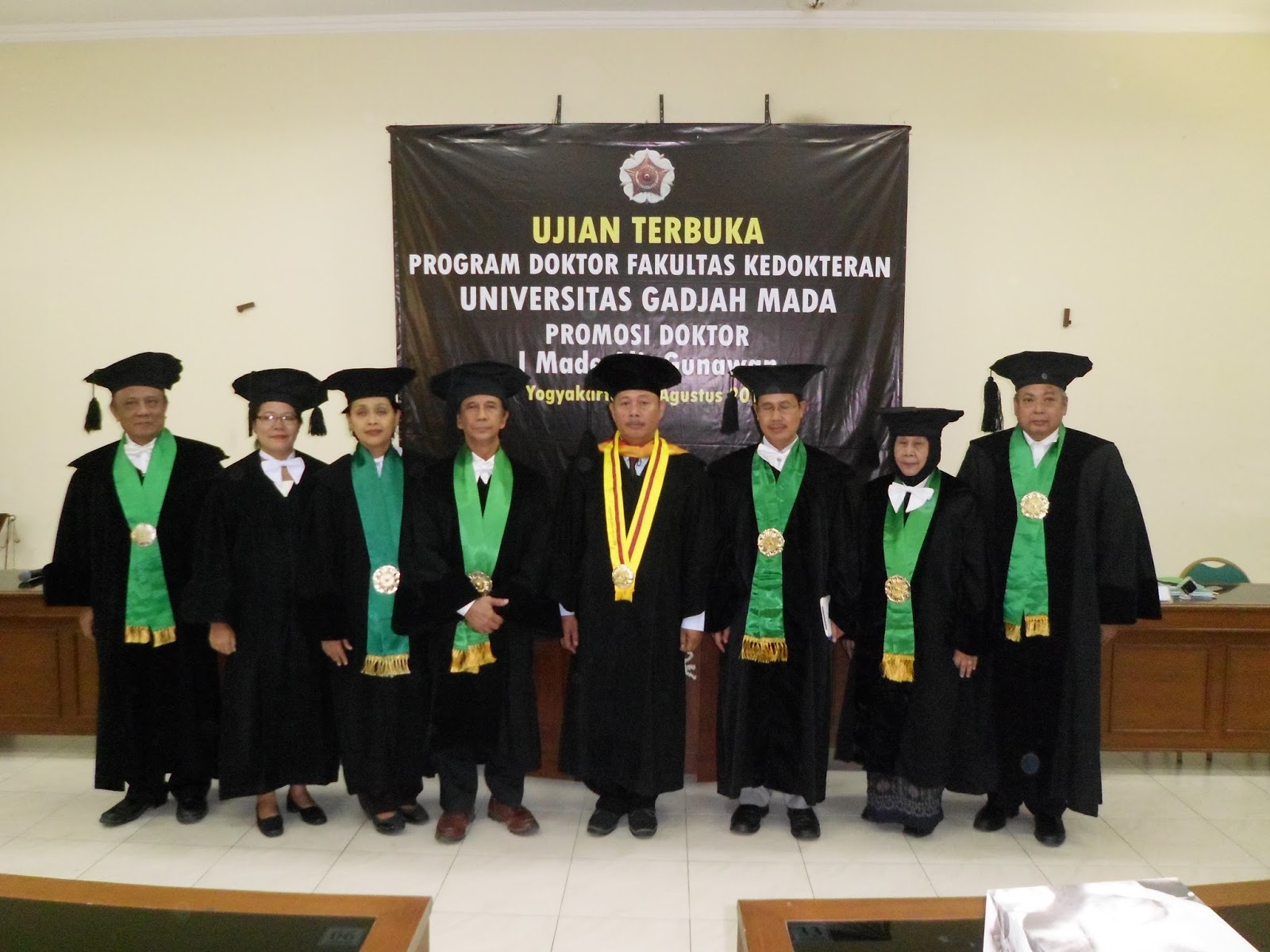 Foto bersama usai ujian terbuka dan wisuda Program Doktor FK UGM a n Dr Ir I Made Alit G M Si