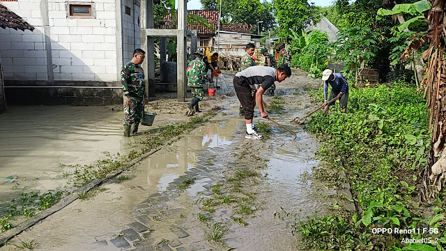 Polisi Bersama TNI dan Warga Gotong Royong Bersihkan Material Luapan Sungai Jurang Dandang di Nganjuk