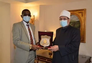 وزير الأوقاف يهدي درع الوزارة لنظيره السوداني