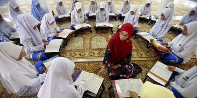 Wanita Haid Diperbolehkan mengajar Al-qur'an