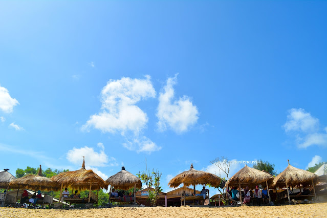 sewa gubuk di pantai sadranan