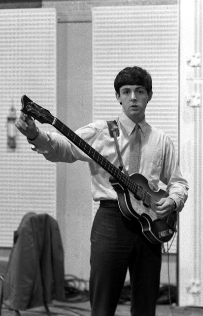 Paul McCartney en Studio 2 en Abbey Road en Londres durante la sesión de grabación del single 'She Loves You', el 1 de julio de 1963