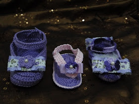 Sapatinhos e sandália de crochê confeccionados por Pecunia MillioM