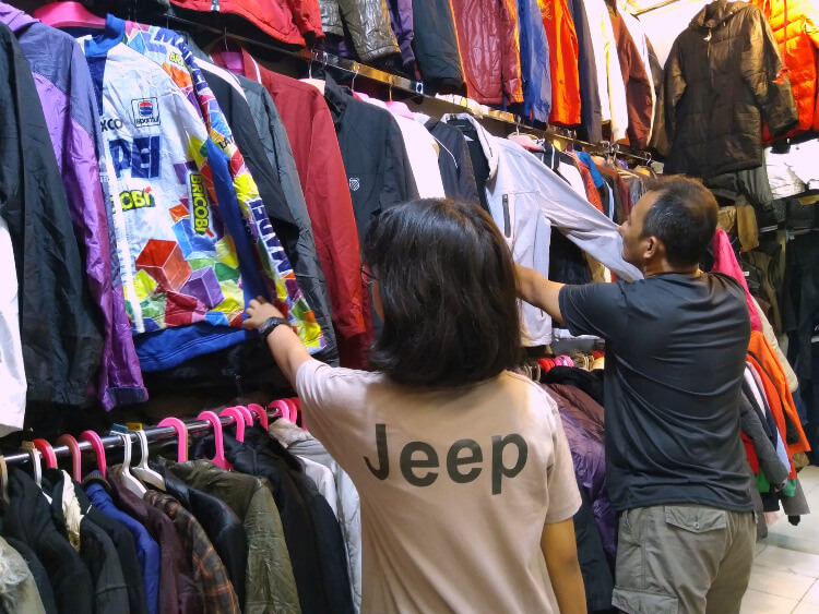 Belanja Baju Bekas di Pasar Senen Blok III Jakarta Pusat