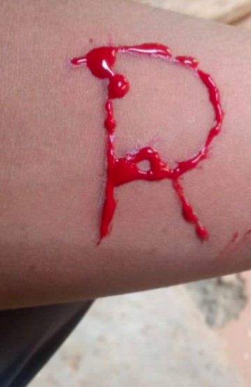 r অক্ষর দিয়ে হাত কাটা পিক