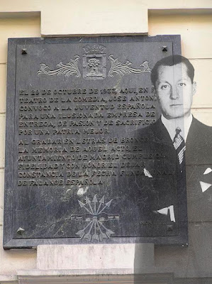 SObreimpresa a la placa la imagen de José Antonio (texto placa más abajo)