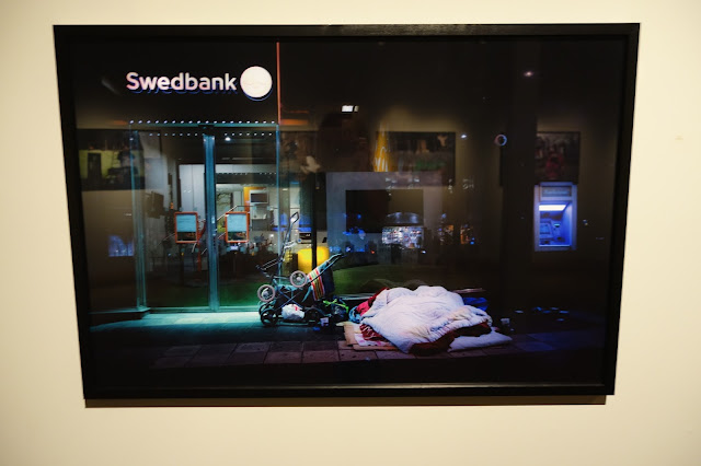 Utställning sverige rumänien tur och retur sovplats utanför swedbank pengarnas hus tiggare romer