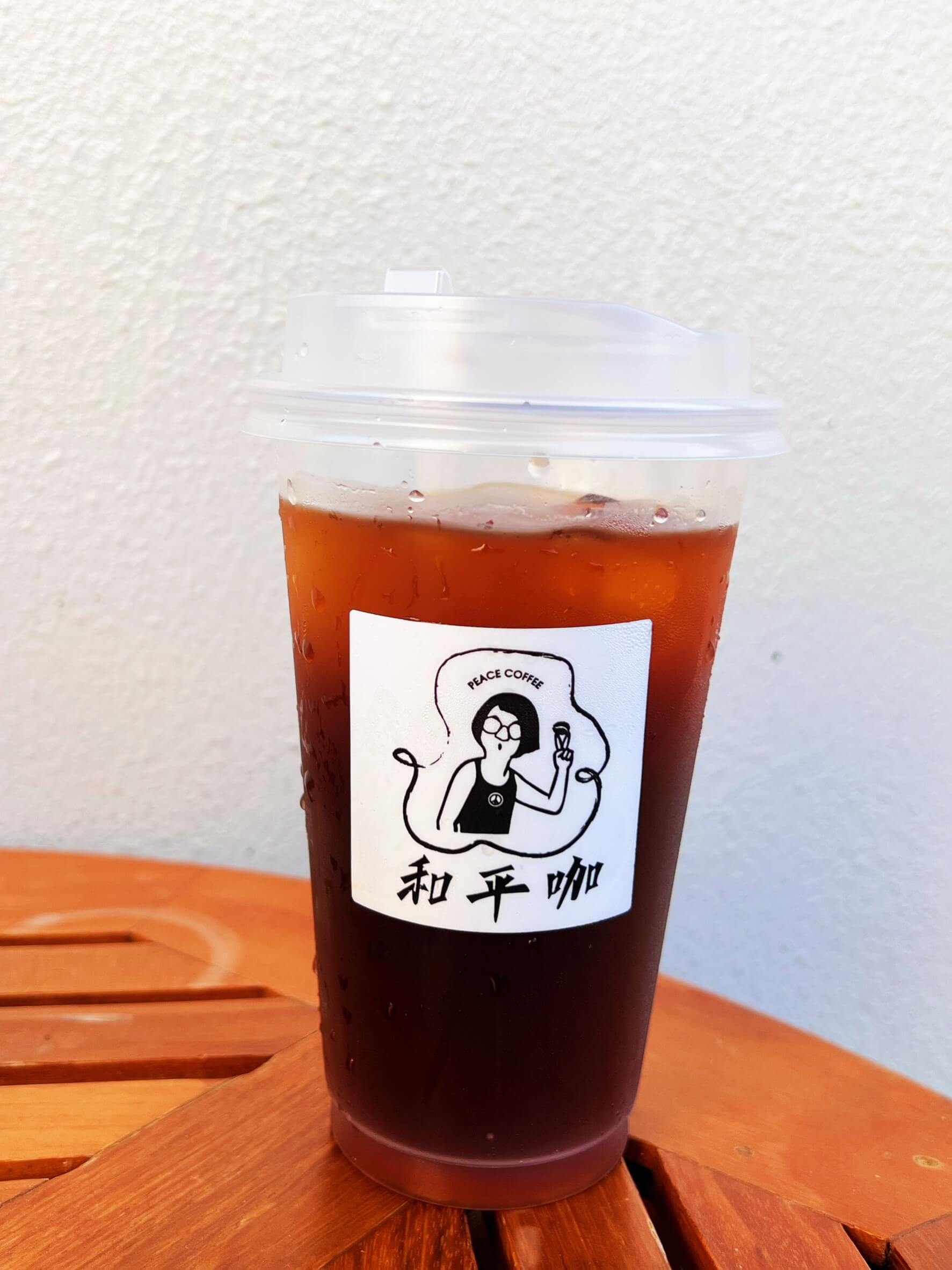 台南咖啡外帶店【和平咖 PeaceCoffee】隱身於鹽埕北極殿及鹽埕市場裡的純白咖啡店