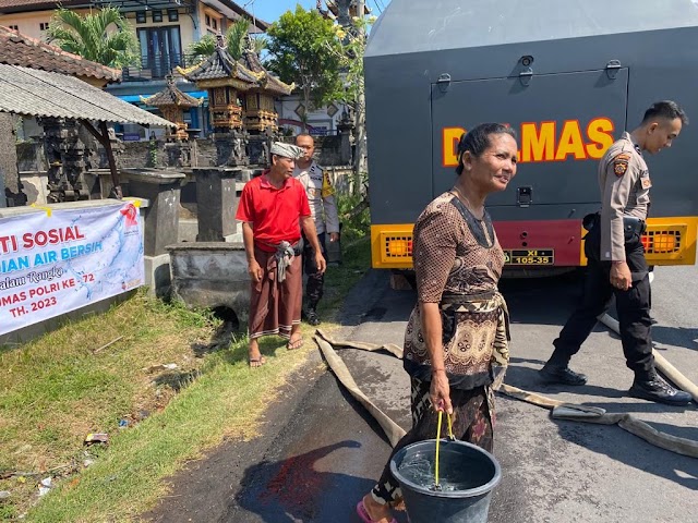 Bhakti Sosial Polres Jembrana Bagi-Bagi Air Bersih di Hari Ulang Tahun Humas Polri ke-72